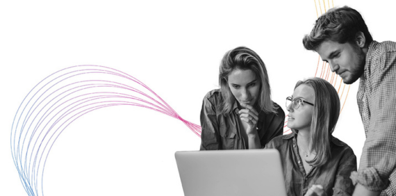Tres personas revisando un ordenador, líneas degradado MyInvestor.